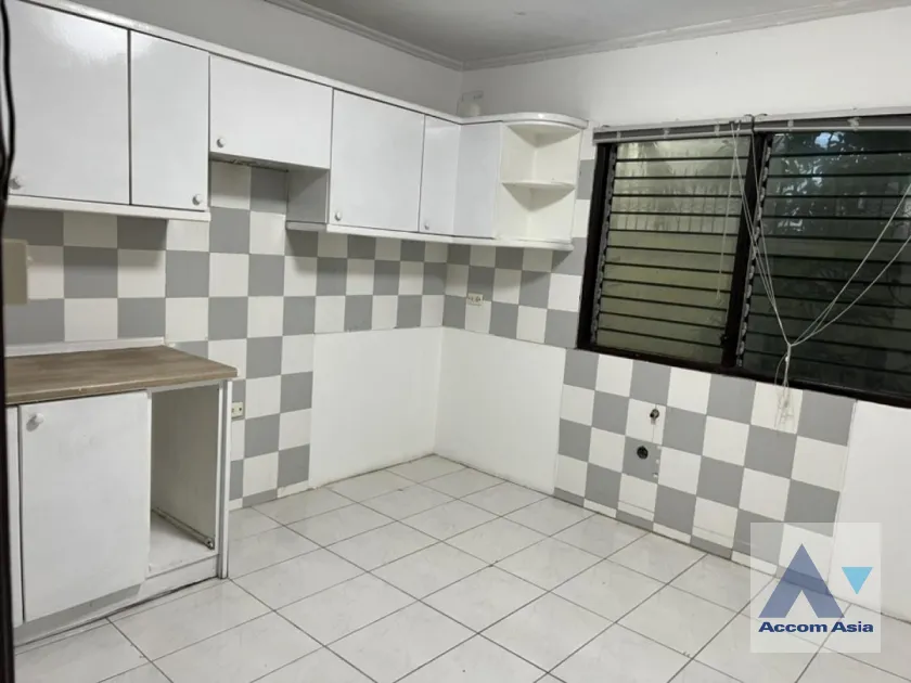 unit 4 Bedrooms  Townhouse For Rent in Phaholyothin, Bangkok  near MRT Lat Phrao (AA40265)