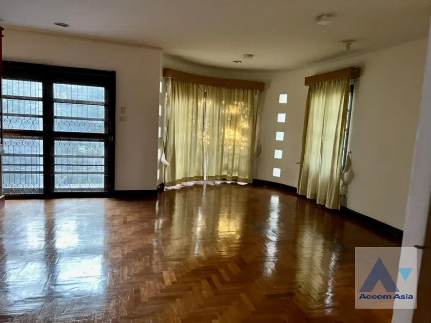 5  4 br Townhouse For Rent in Phaholyothin ,Bangkok MRT Lat Phrao AA40265