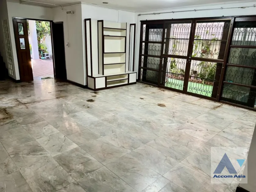 unit 4 Bedrooms  Townhouse For Rent in Phaholyothin, Bangkok  near MRT Lat Phrao (AA40265)