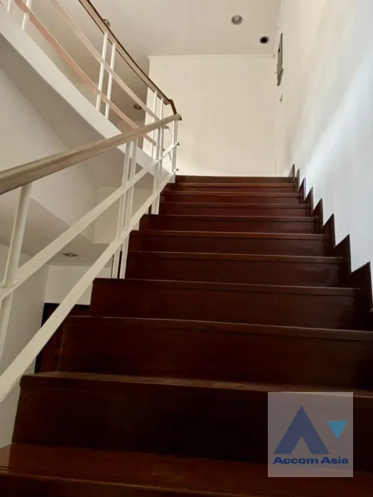 unit 4 Bedrooms  Townhouse For Rent in Phaholyothin, Bangkok  near MRT Lat Phrao (AA40265)