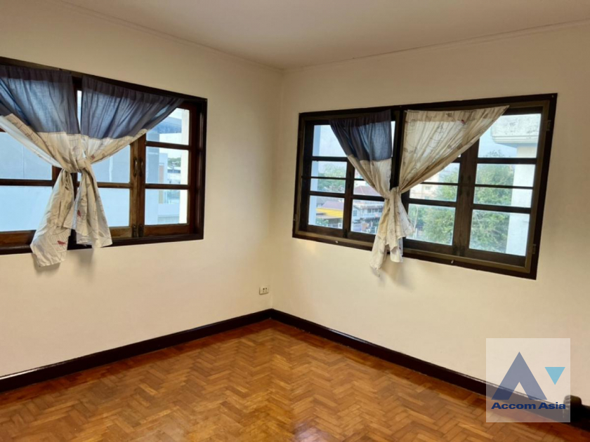 13  4 br Townhouse For Rent in Phaholyothin ,Bangkok MRT Lat Phrao AA40265