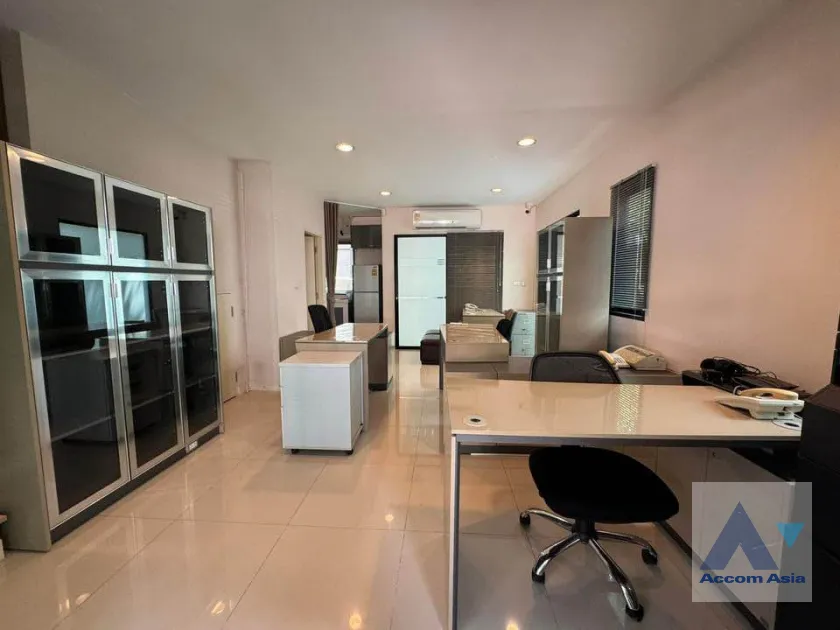 unit 3 Bedrooms  Townhouse For Rent in Ratchadaphisek, Bangkok  (AA40316)