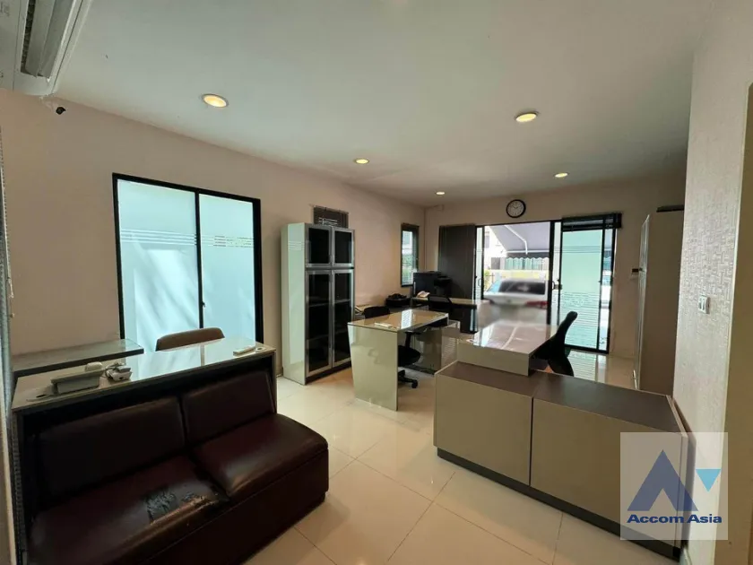 unit 3 Bedrooms  Townhouse For Rent in Ratchadaphisek, Bangkok  (AA40316)