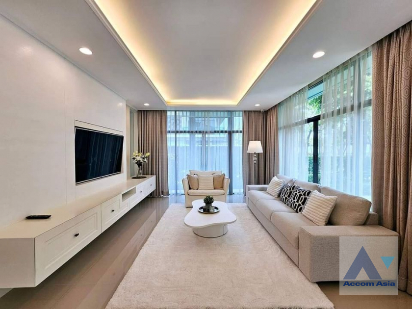 unit 4 Bedrooms  House For Rent & Sale in Pattanakarn, Bangkok  near ARL Hua Mak (AA40345)