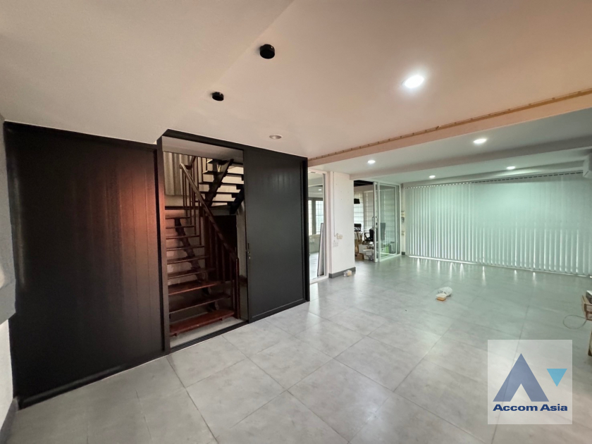 unit 2 Bedrooms  House For Rent & Sale in Phaholyothin, Bangkok  (AA40578)