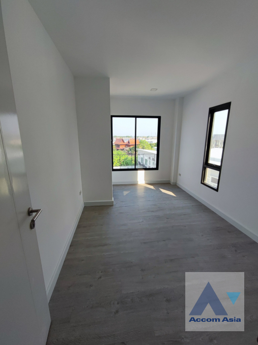 unit 3 Bedrooms  Townhouse For Rent in Latkrabang, Bangkok  (AA40615)