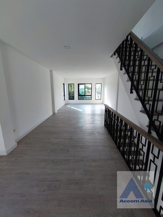 unit 3 Bedrooms  Townhouse For Rent in Latkrabang, Bangkok  (AA40615)