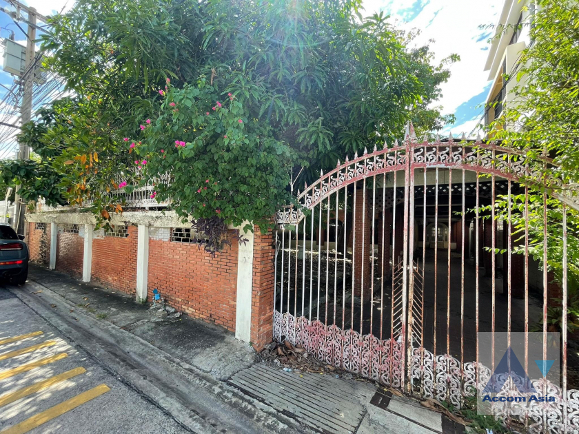  1  House For Sale in Sukhumvit ,Bangkok BTS Phra khanong AA40852