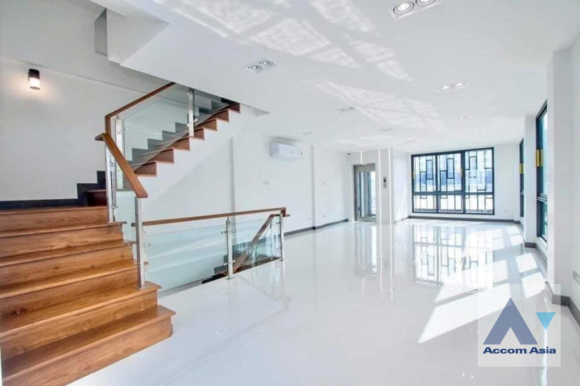 unit 3 Bedrooms  Townhouse For Rent in Phaholyothin, Bangkok  (AA41243)