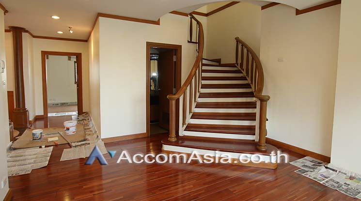 6  4 br Apartment for rent and sale in Sathorn ,Bangkok BTS Chong Nonsi at Cozy Low-rise Apartment in Sathorn, Walk to BTS 6 mins. 1004403