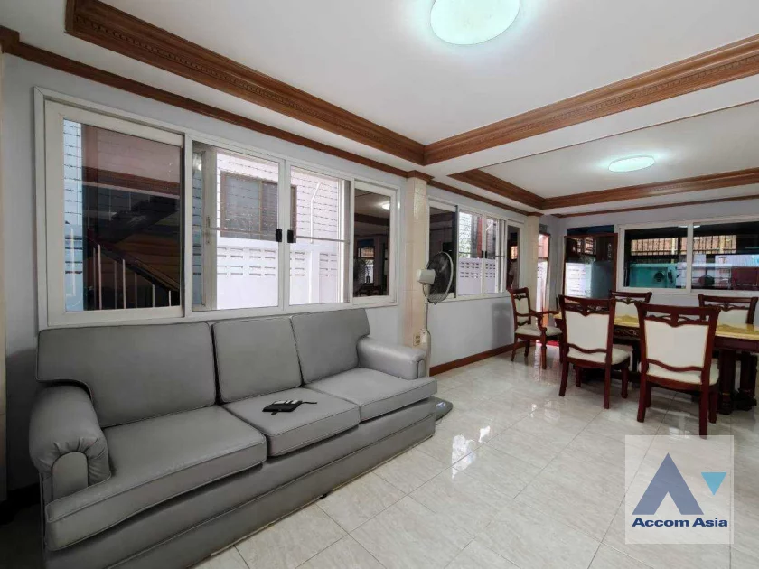 unitPet friendly |  4 Bedrooms  House For Rent & Sale in Sukhumvit, Bangkok  near BTS Ekkamai (AA41441)