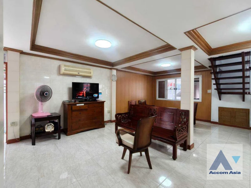 unitPet friendly |  4 Bedrooms  House For Rent & Sale in Sukhumvit, Bangkok  near BTS Ekkamai (AA41441)
