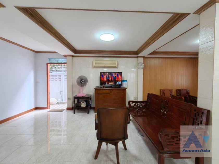 unitPet friendly |  4 Bedrooms  House For Rent & Sale in Sukhumvit, Bangkok  near BTS Ekkamai (AA41441)