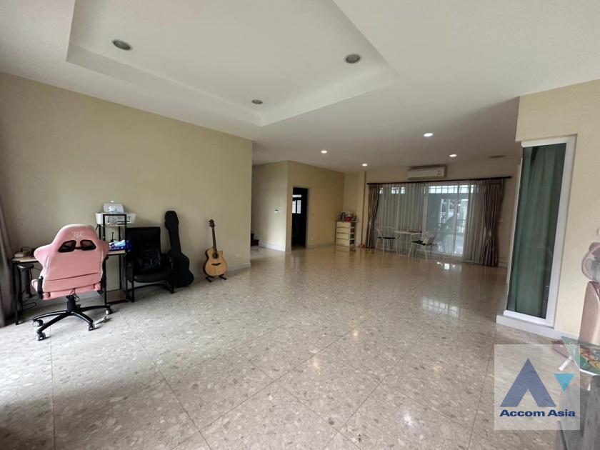 unit 4 Bedrooms  House For Sale in Latkrabang, Bangkok  near ARL Ban Thap Chang (AA41451)