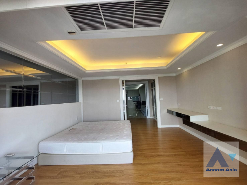 unit 1 Bedroom  Condominium For Sale in Silom, Bangkok  near BTS Surasak (AA41483)