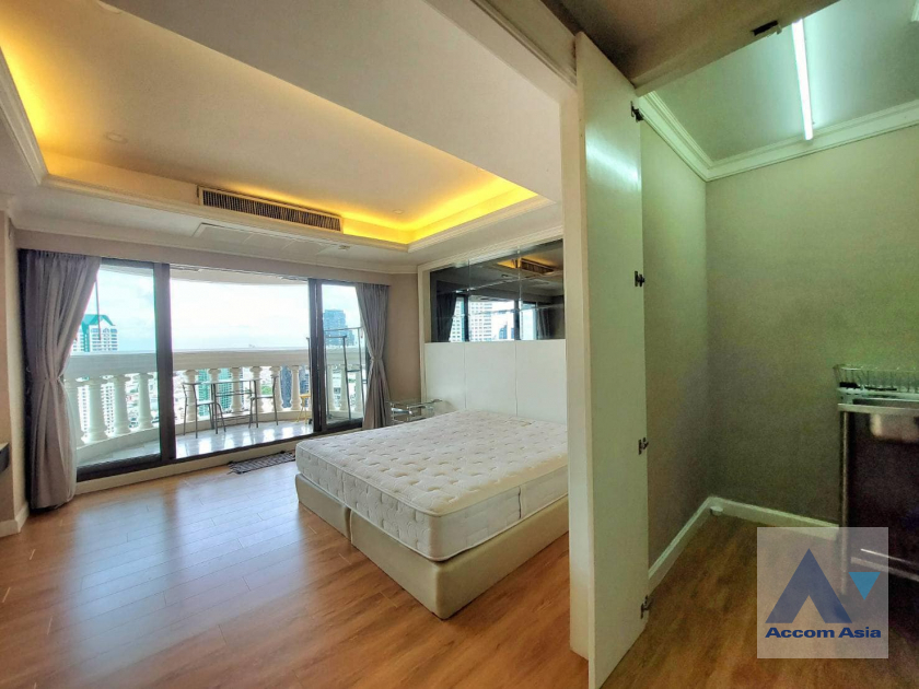 unit 1 Bedroom  Condominium For Sale in Silom, Bangkok  near BTS Surasak (AA41483)