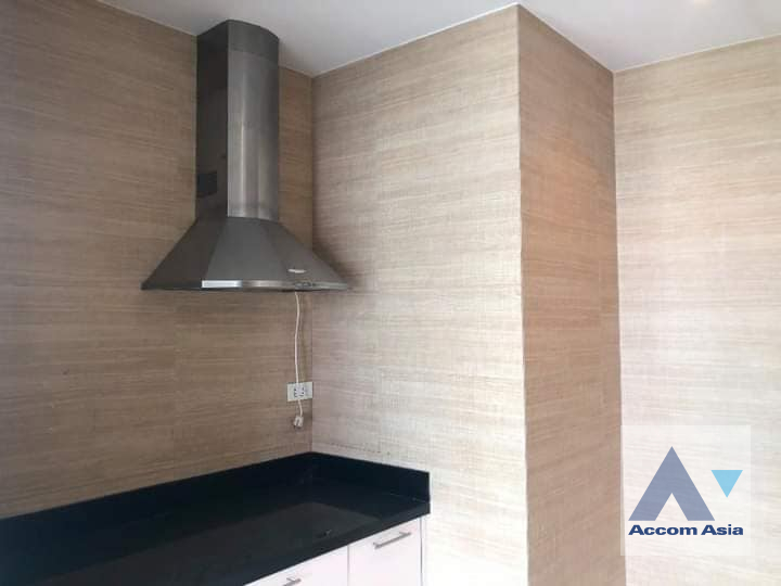 unit 2 Bedrooms  Condominium For Sale in Ploenchit, Bangkok  near BTS Ratchadamri (AA41588)