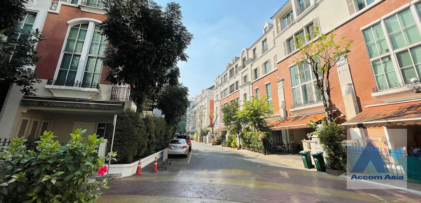 unit 4 Bedrooms  House For Rent & Sale in Sukhumvit, Bangkok  near BTS Thong Lo (AA41878)