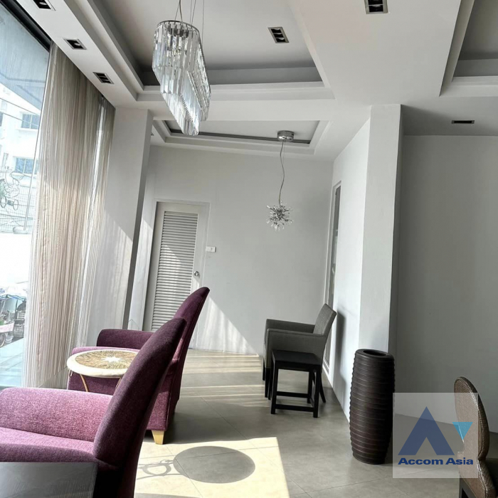 unit Building For Rent in Sukhumvit, Bangkok  near BTS Phrom Phong (AA41969)