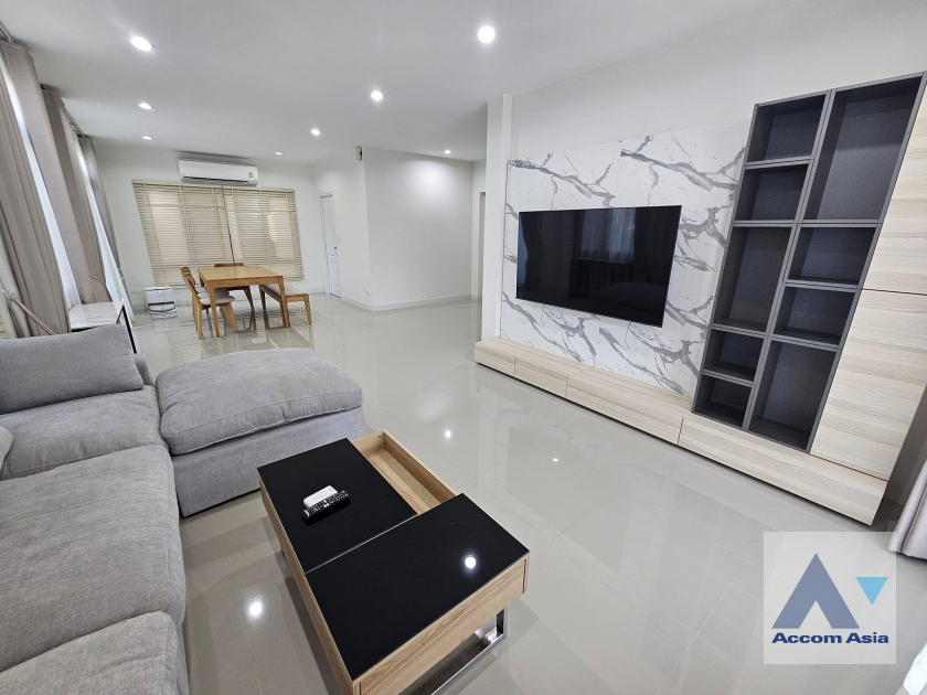 unitPet friendly |  4 Bedrooms  House For Rent in Pattanakarn, Bangkok  near ARL Ban Thap Chang (AA42350)