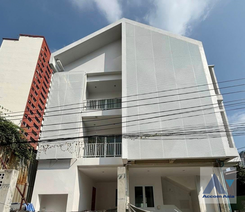 unitNewly renovated |  1 Bedroom  Townhouse For Rent in Sukhumvit, Bangkok  (AA42432)
