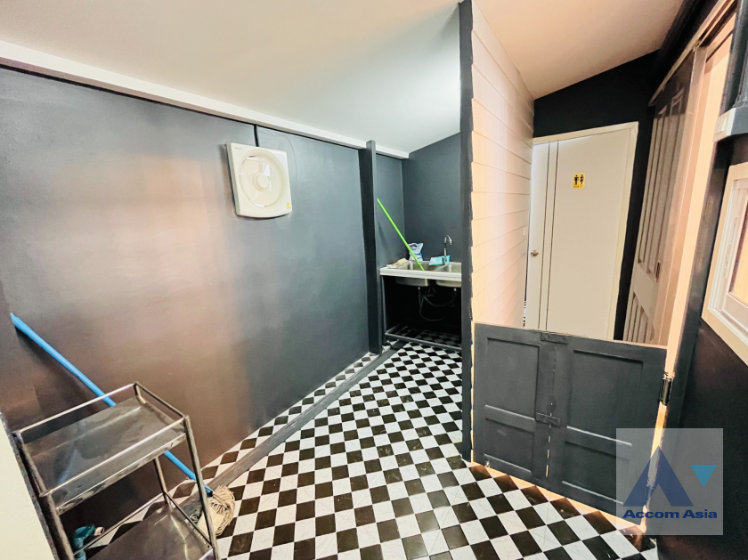 8  1 br House for rent and sale in Sathorn ,Bangkok BTS Surasak AA42649