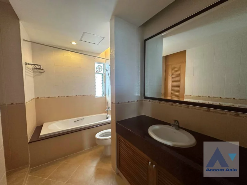 26  3 br Apartment For Rent in Sathorn ,Bangkok MRT Lumphini at Cozy and Convenient Apartment Near Garden Intl AA42716