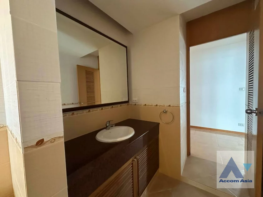 23  3 br Apartment For Rent in Sathorn ,Bangkok MRT Lumphini at Cozy and Convenient Apartment Near Garden Intl AA42716