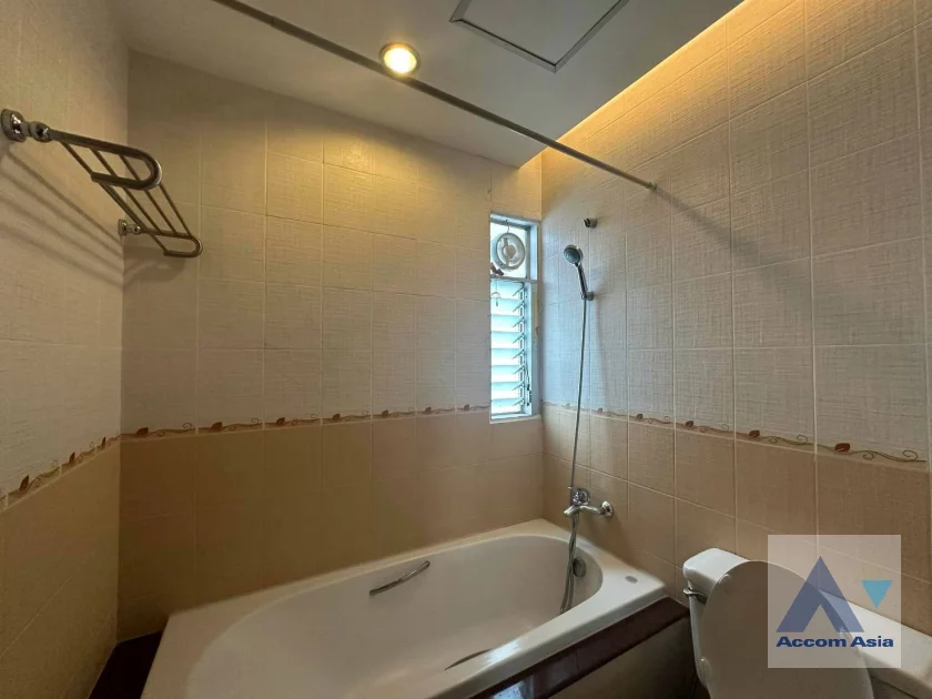 27  3 br Apartment For Rent in Sathorn ,Bangkok MRT Lumphini at Cozy and Convenient Apartment Near Garden Intl AA42716