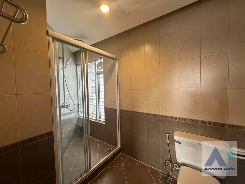 28  3 br Apartment For Rent in Sathorn ,Bangkok MRT Lumphini at Cozy and Convenient Apartment Near Garden Intl AA42716
