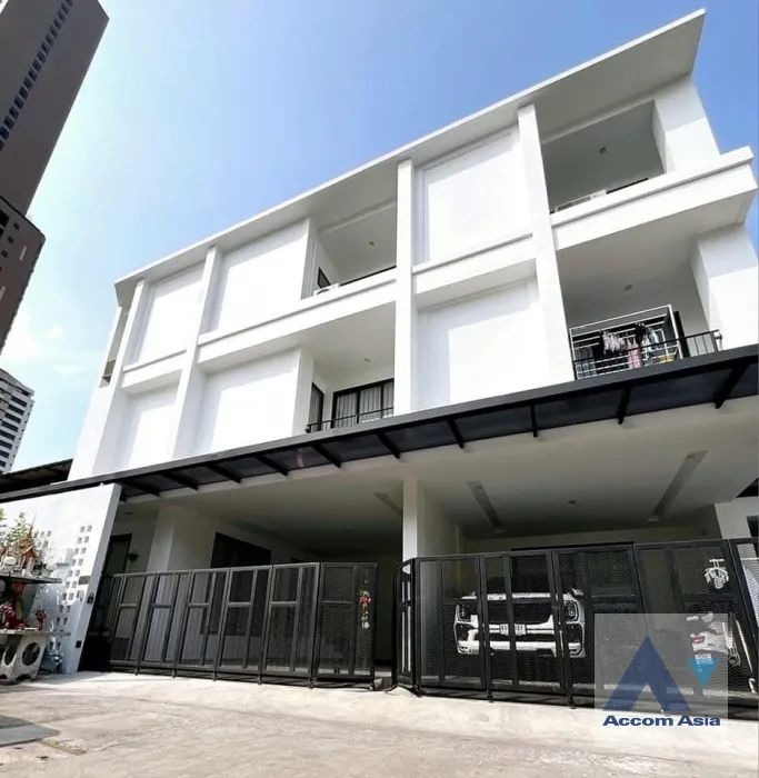  2  5 br House For Rent in Sukhumvit ,Bangkok BTS Thong Lo AA42764