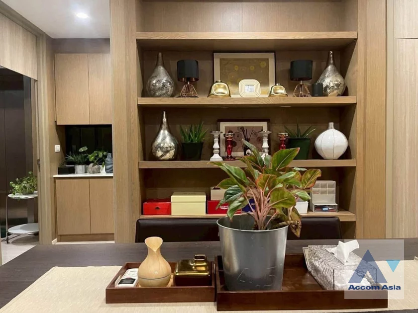 unitCorner Unit |  2 Bedrooms  Condominium For Rent in Ploenchit, Bangkok  near BTS Ploenchit (AA42813)