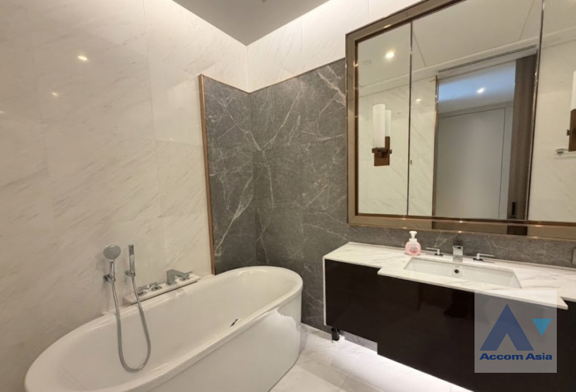 9  1 br Condominium For Rent in Ploenchit ,Bangkok BTS Ploenchit at Sindhorn Tonson AA42868