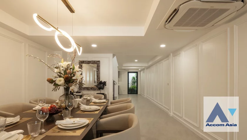 unit 3 Bedrooms  Townhouse For Rent & Sale in Sukhumvit, Bangkok  near BTS Phra khanong (AA42977)