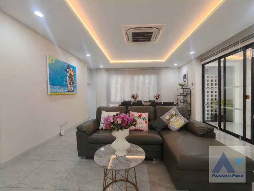 unitNewly renovated, Home Office, Pet friendly | Newly renovated townhouse 5 beds for rent in Sukhumvit (AA43569)