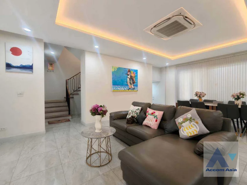  2  5 br House For Rent in Sukhumvit ,Bangkok BTS Thong Lo AA43569