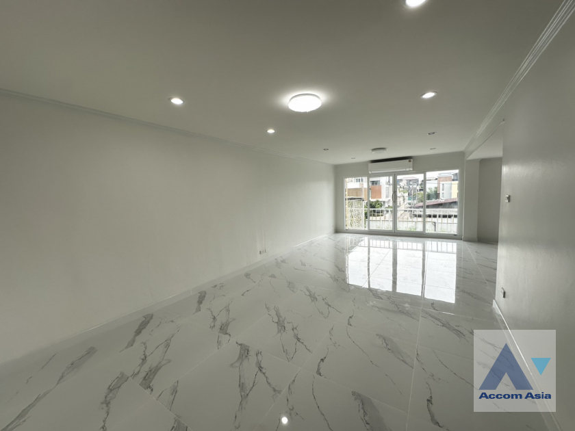 15  4 br Townhouse for rent and sale in Sathorn ,Bangkok MRT Khlong Toei - MRT Lumphini at Yenakart Residence AA43570