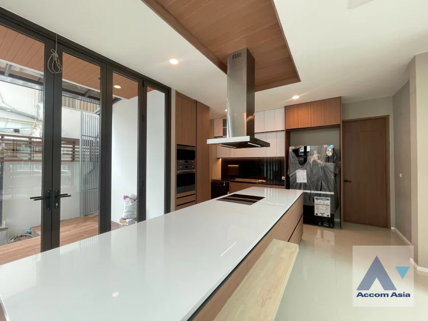 unit 3 Bedrooms  House For Rent & Sale in Sukhumvit, Bangkok  near BTS Asok (AA44033)