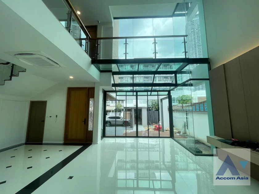  1  3 br House for rent and sale in Sukhumvit ,Bangkok BTS Asok AA44033