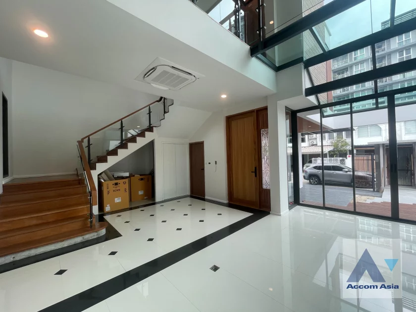 unit 3 Bedrooms  House For Rent & Sale in Sukhumvit, Bangkok  near BTS Asok (AA44033)