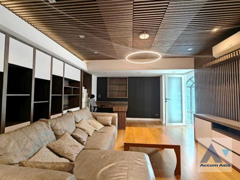 unitModern dark-toned condo with glass dining at Royal Castle (AA44283)