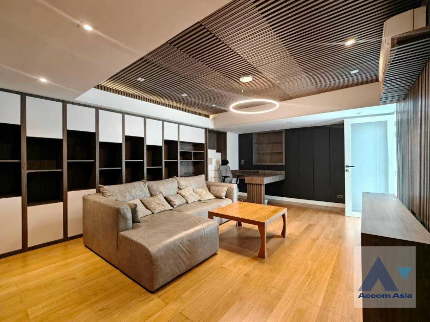 unitModern dark-toned condo with glass dining at Royal Castle (AA44283)
