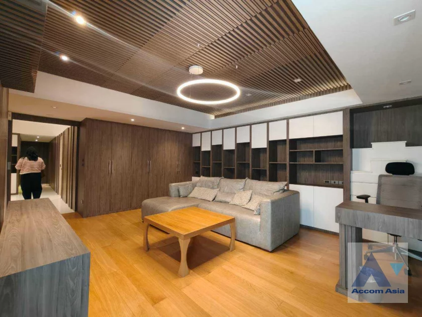 unitModern dark-toned condo with glass dining at Royal Castle (AA44283)