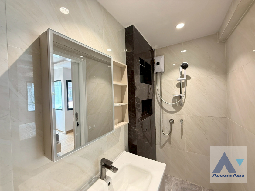 32  4 br Townhouse For Rent in Sukhumvit ,Bangkok BTS Phra khanong at Regent 71 AA44324