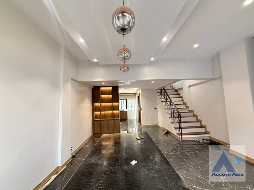  2  4 br Townhouse For Rent in Sukhumvit ,Bangkok BTS Phra khanong at Regent 71 AA44324