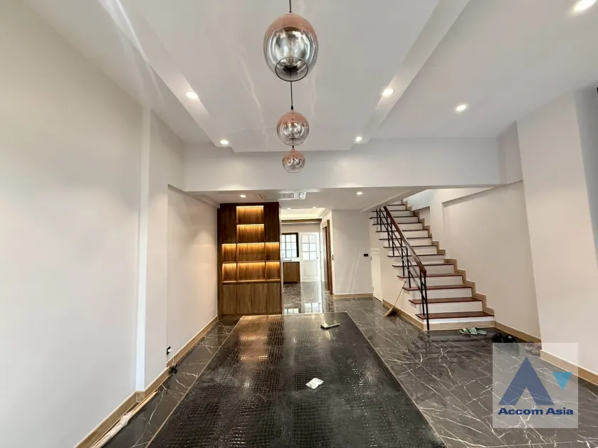  2  4 br Townhouse for rent and sale in Sukhumvit ,Bangkok BTS Phra khanong at Regent 71 AA44324