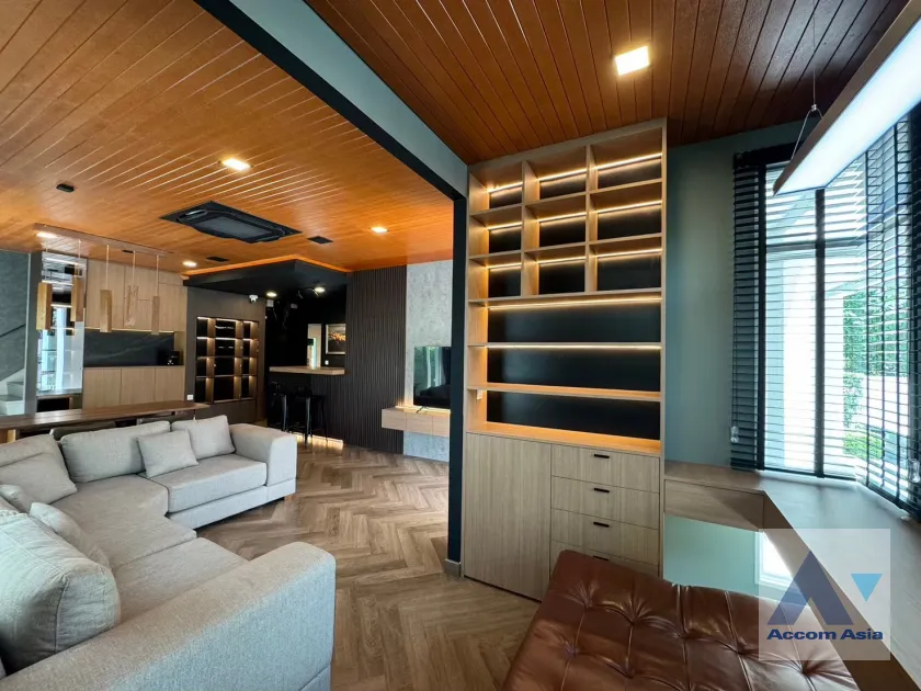 unit 4 Bedrooms  House For Rent in Pattanakarn, Bangkok  near BTS Bang Na (AA44358)