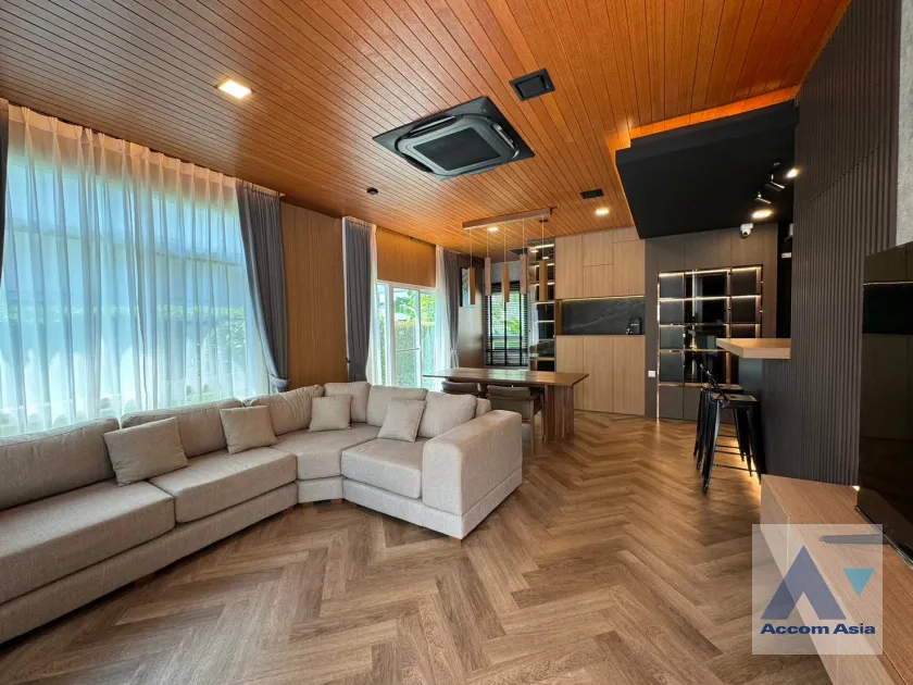 unit 4 Bedrooms  House For Rent in Pattanakarn, Bangkok  near BTS Bang Na (AA44358)