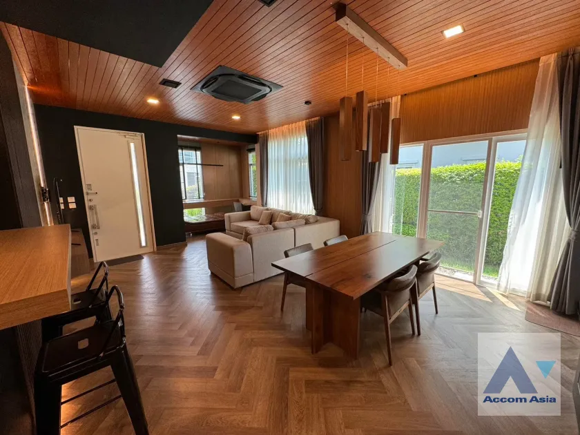 unit 4 Bedrooms  House For Rent in Pattanakarn, Bangkok  near BTS Bang Na (AA44358)