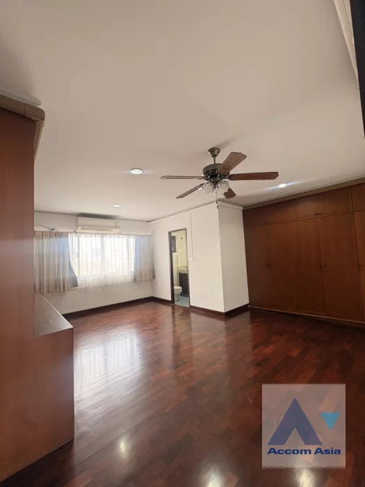 unit 4 Bedrooms  Apartment For Rent in Phaholyothin, Bangkok  near BTS Saphan-Kwai (AA44551)